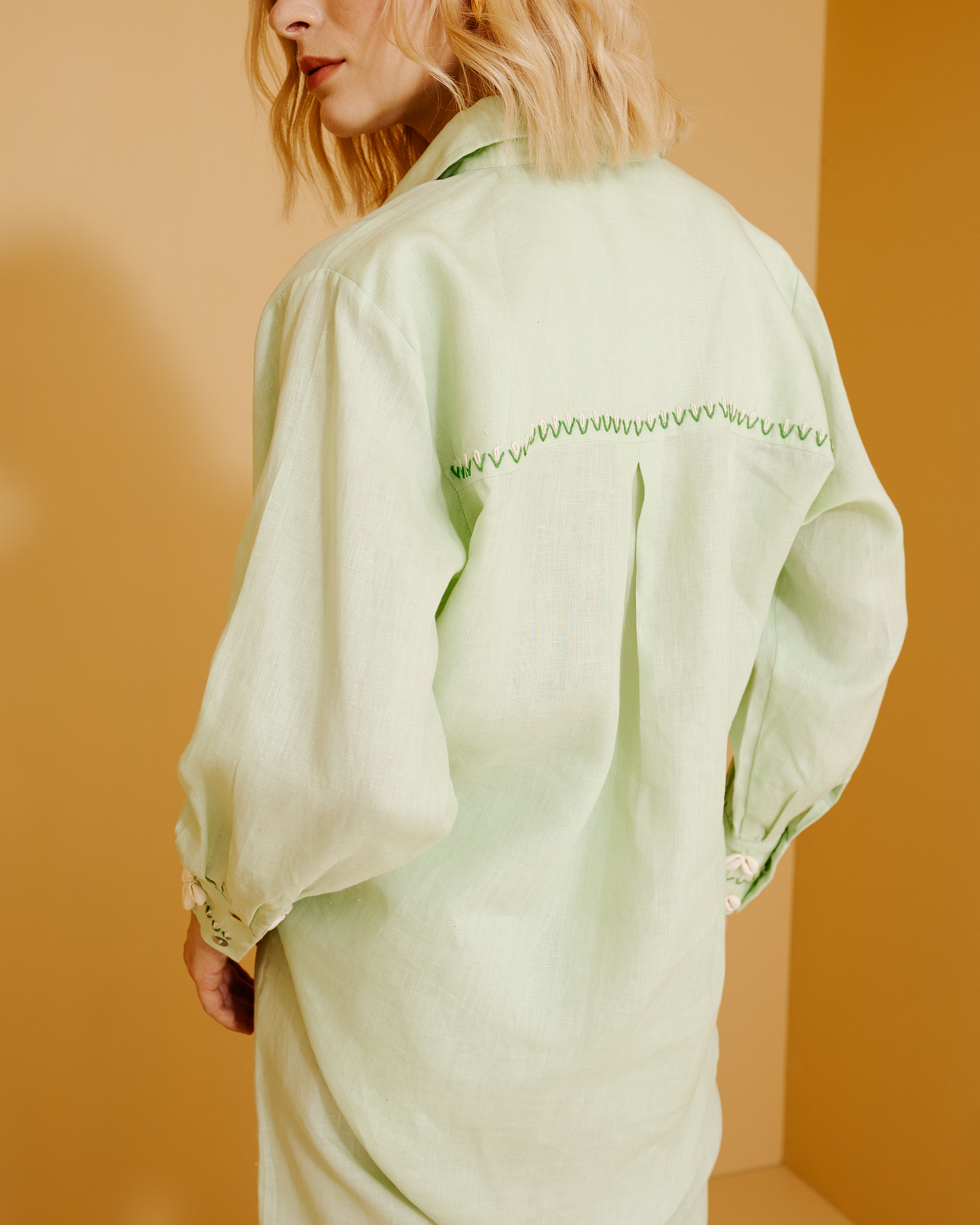 Chemise boyfriend oversize avec détails brodés à la main