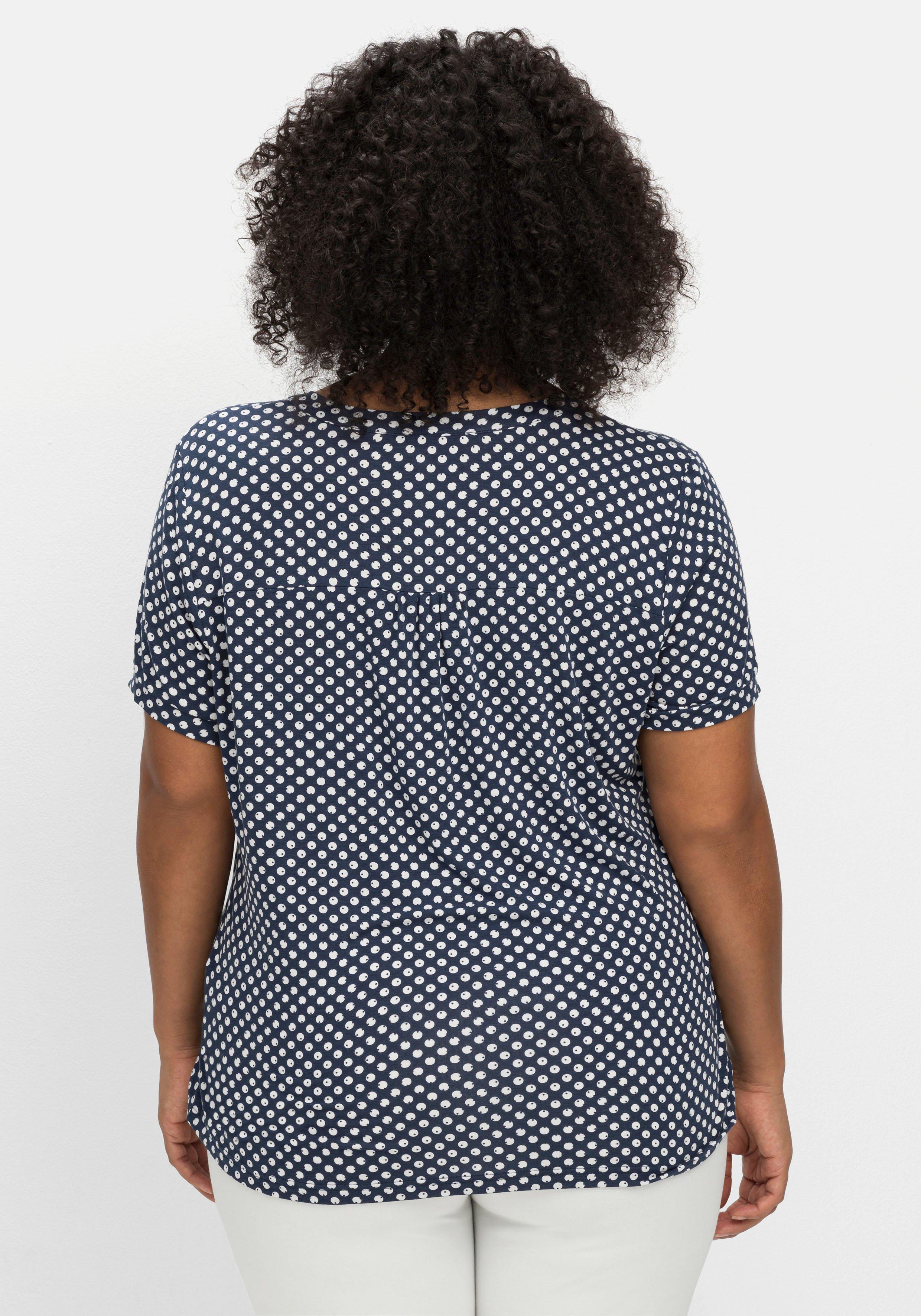 Shirt mit Pünktchen und Bindeband am Ausschnitt