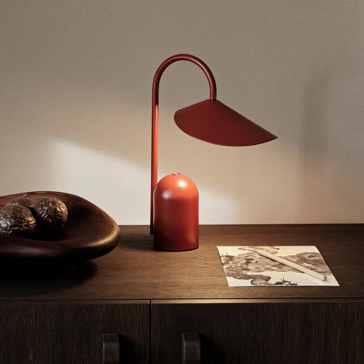 Ferm Living - Arum Akku LED-Tischleuchte, sienna