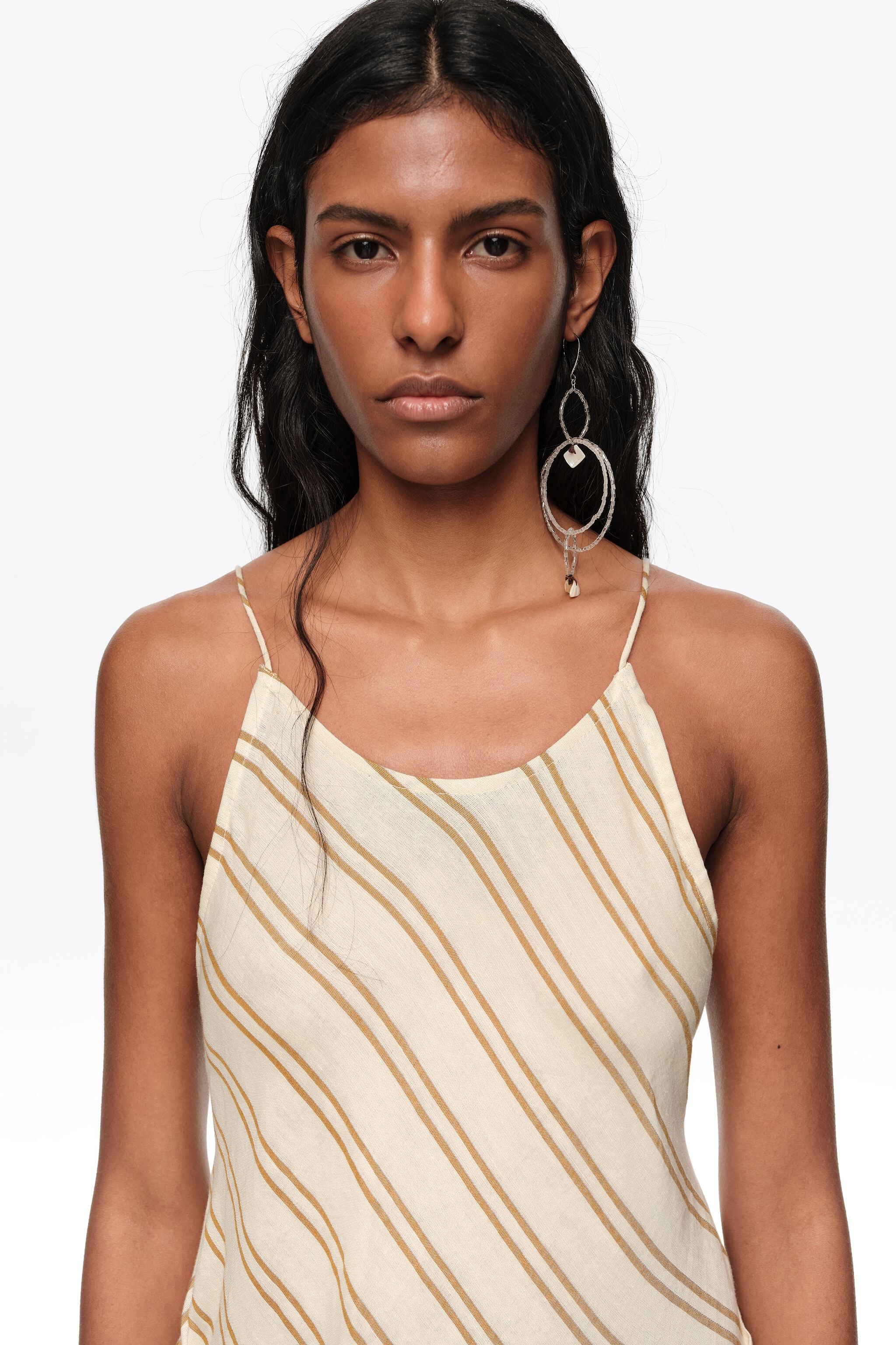 Vestido sarongue com forro estampado com listras cor areia.