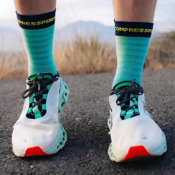 Chaussette running COMPRESSPORT PRO RACING SOCKS V4.0 ULTRALIGHT RUN HIGH EGGSHELL BLUE/DRESS