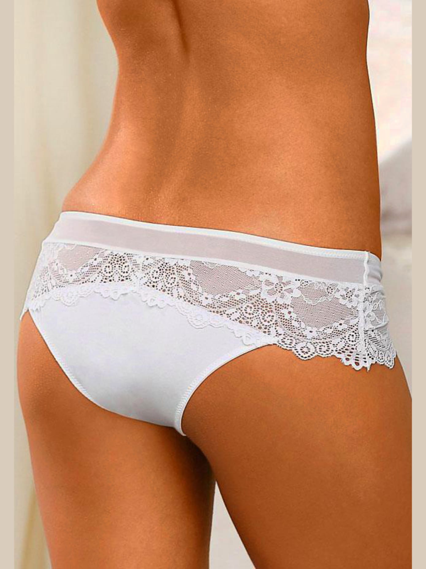 Panty féminin en dentelle délicate