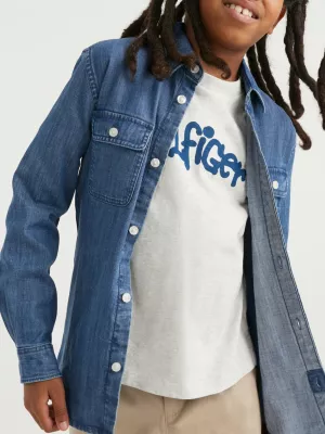 Camisa jeans básica de corte regular com bolso no peito