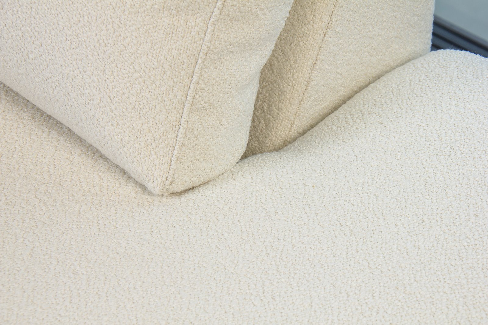Pixel hjørnesofa 3-seter med åpen ende høyre i tekstil Alpine 101 Ivory med høy front, sorte stålben M01 og arm A15. Komfort 1 puter.