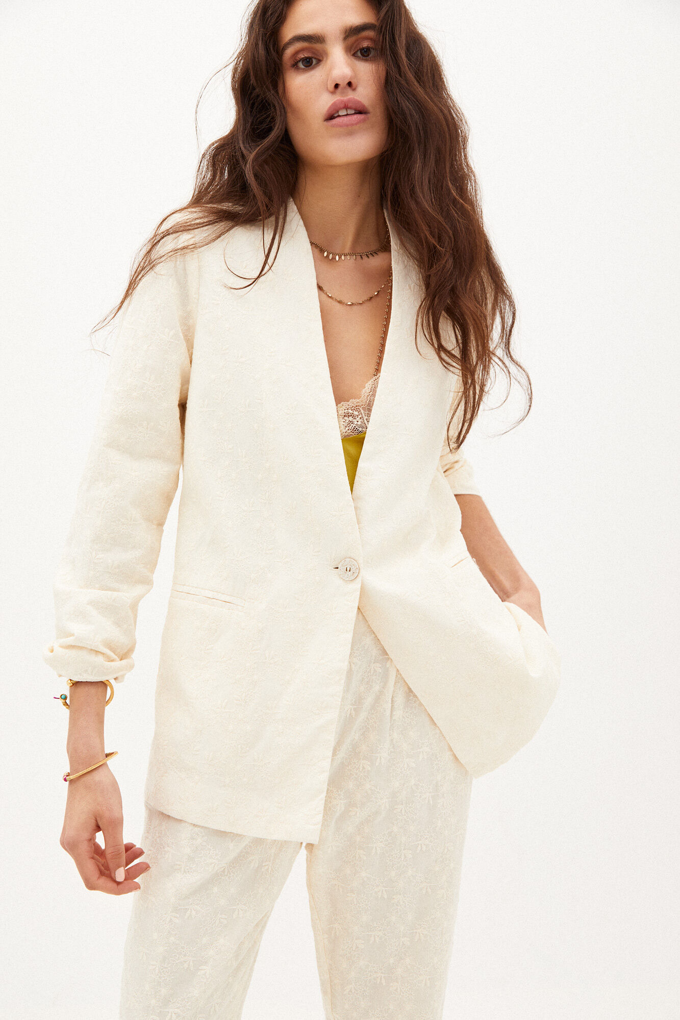 Abie. Chaqueta bordada suizo - Bege