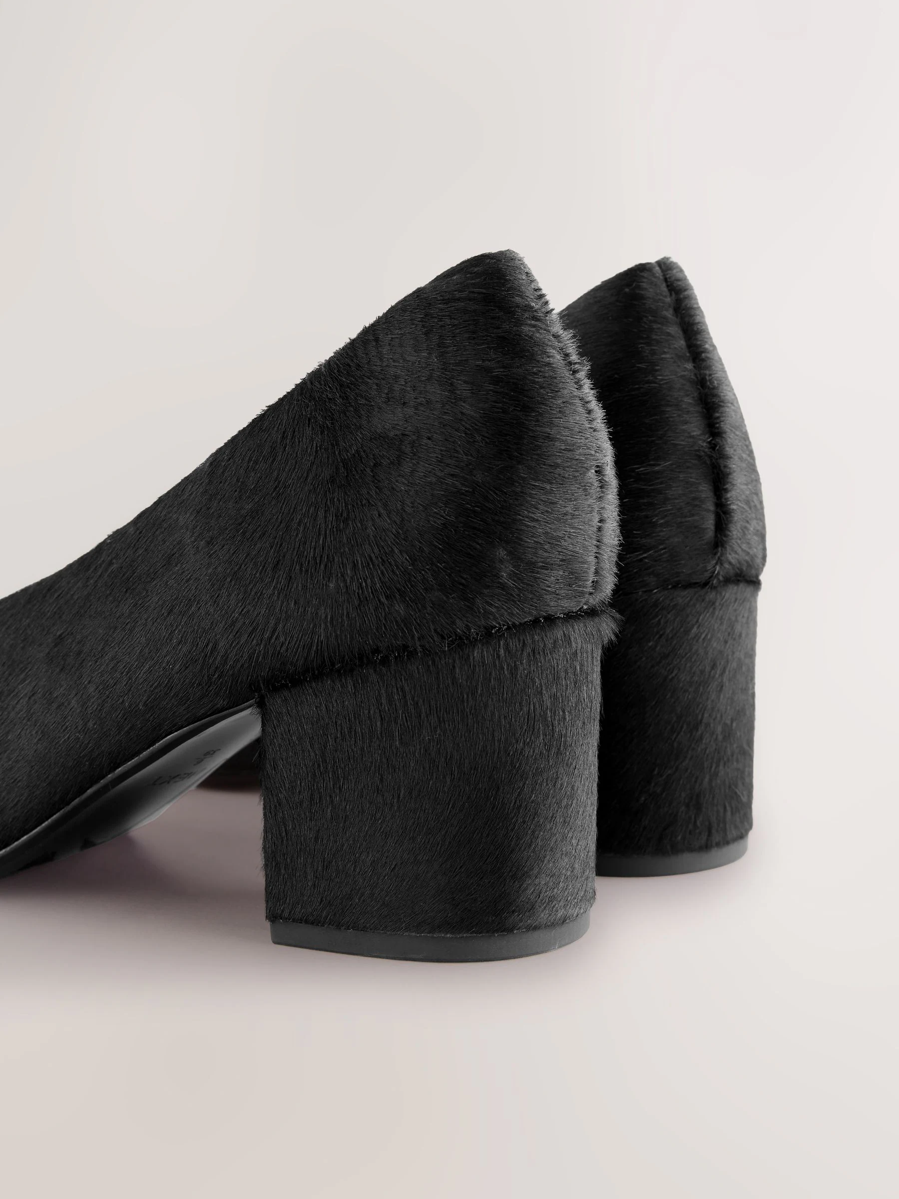 Zwart - Leren schoenen met spitse neus en lage blokhakken