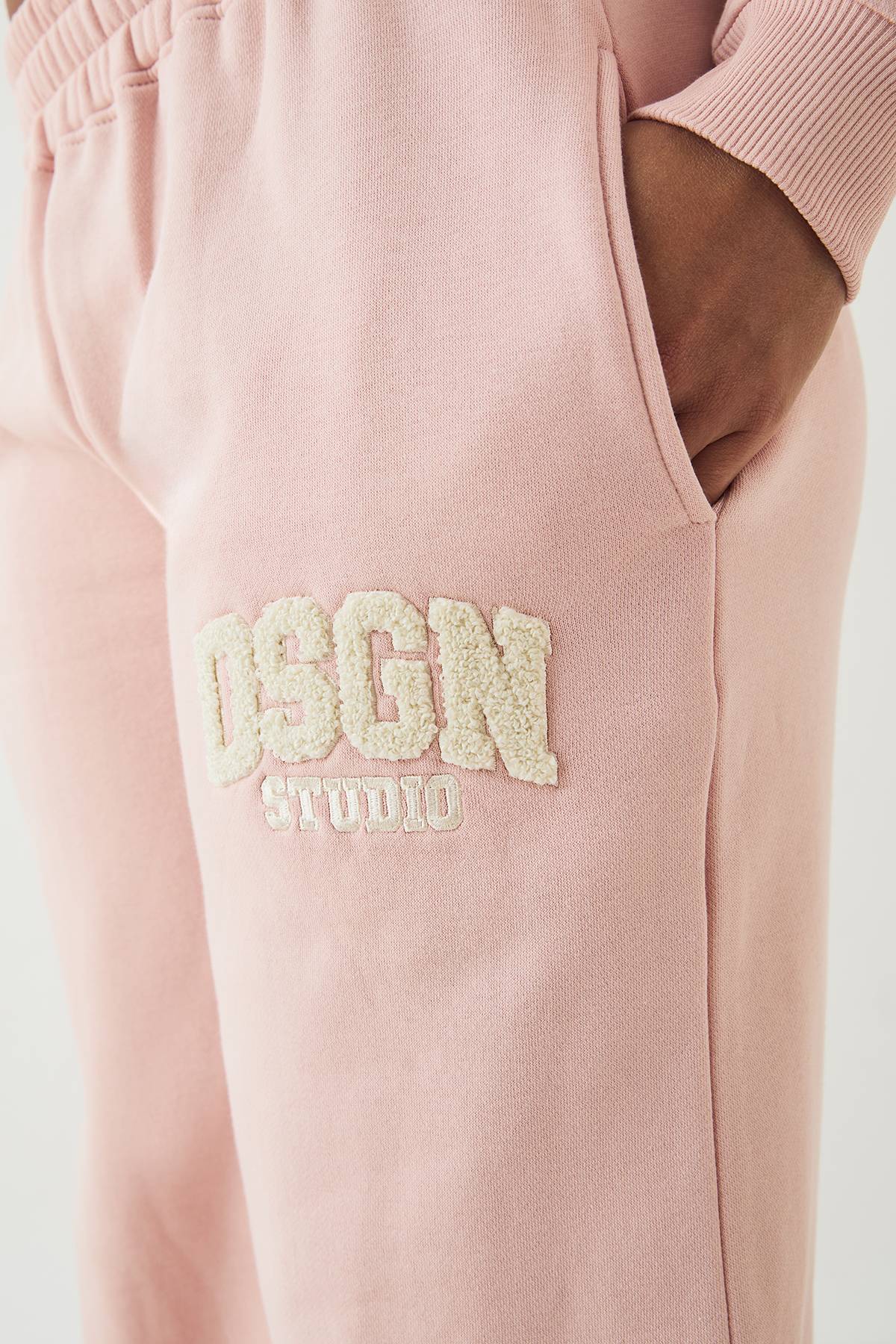Jogging DSGN Studio en Tissu Éponge avec Appliqué Coupe Droite