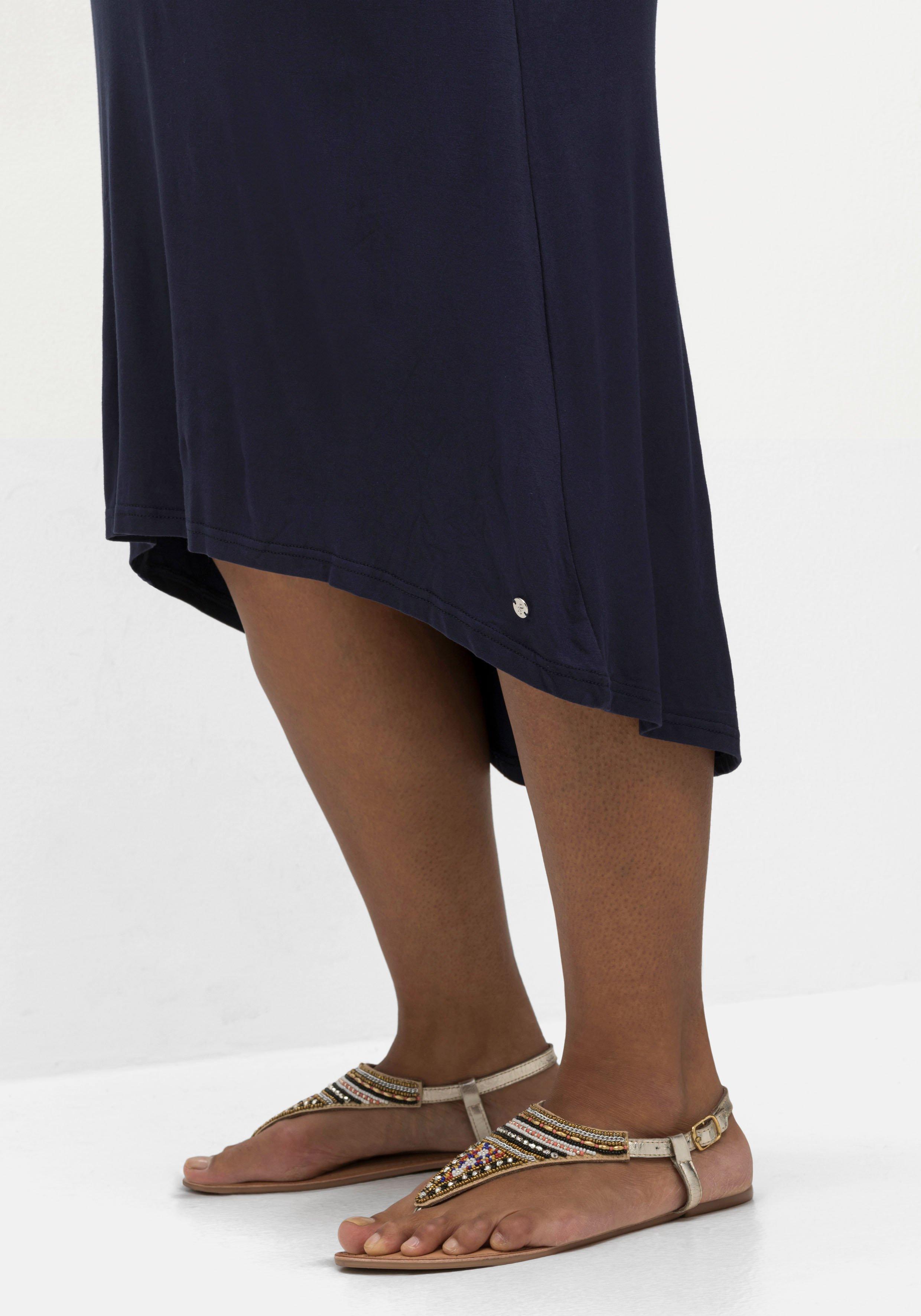Kleid mit Spitzeneinsatz im Nacken