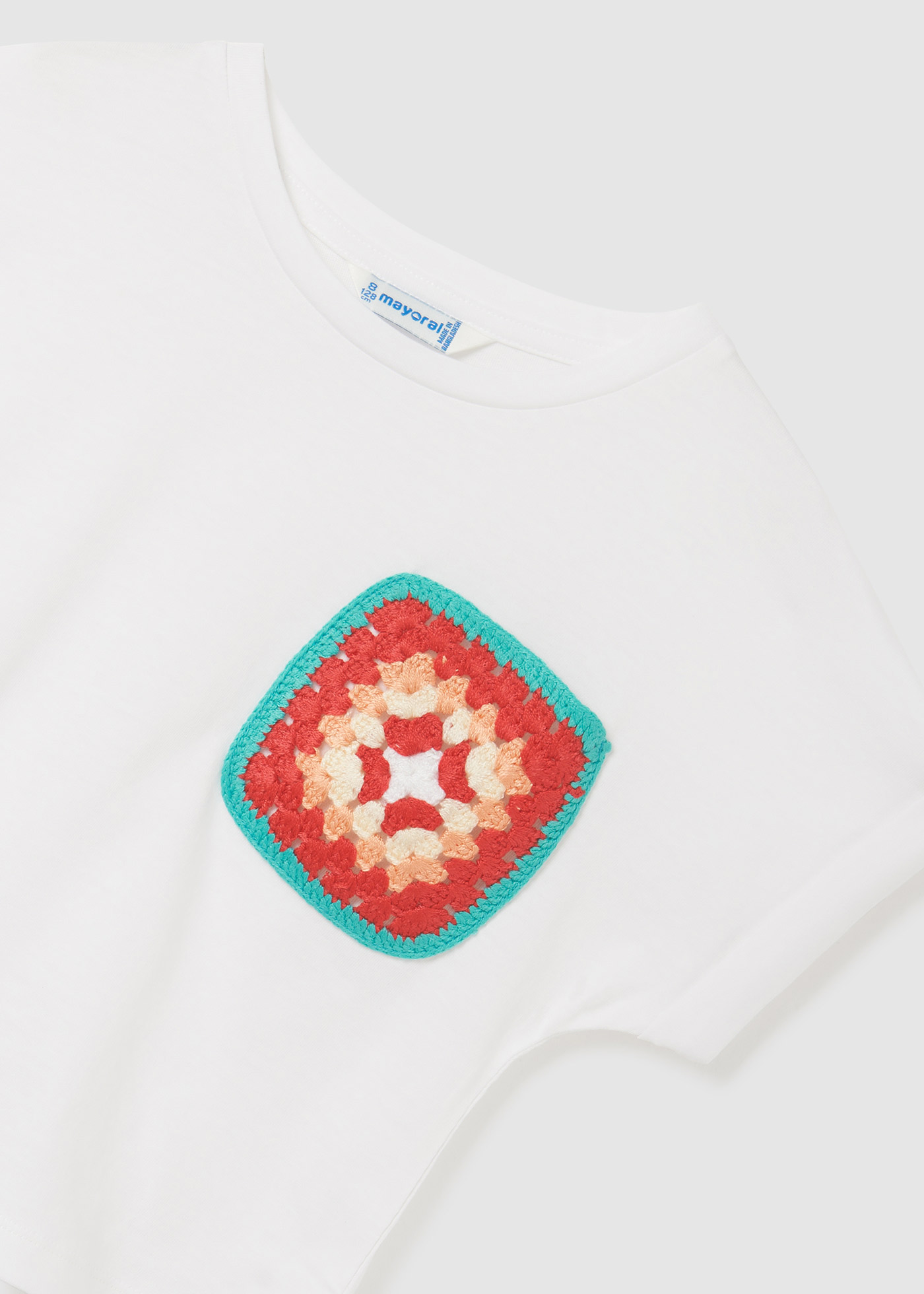 Camiseta de manga curta para meninas, feita de algodão sustentável.