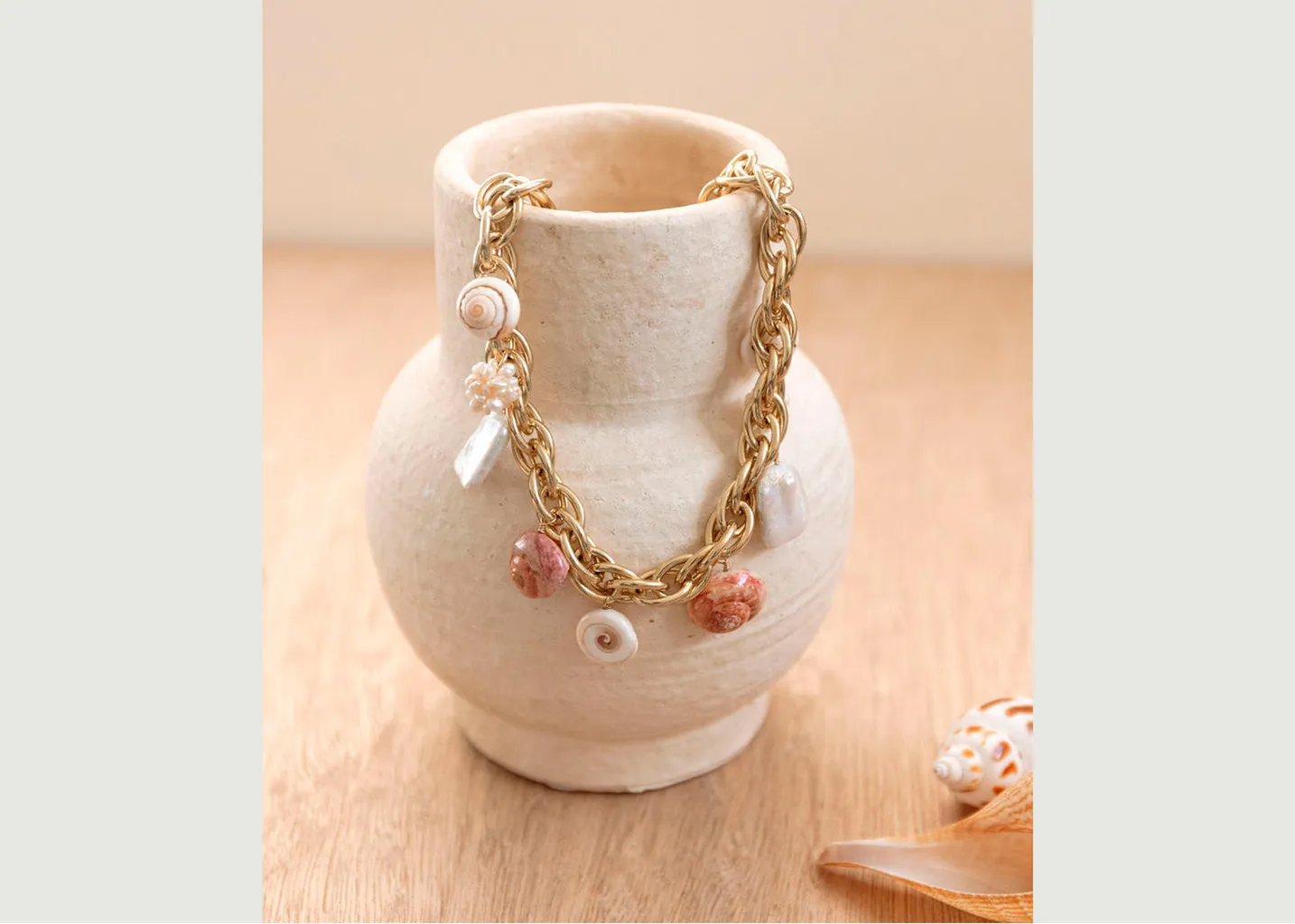 Collier chaîne ras-de-cou avec coquillages et perles Ali Gisel B.