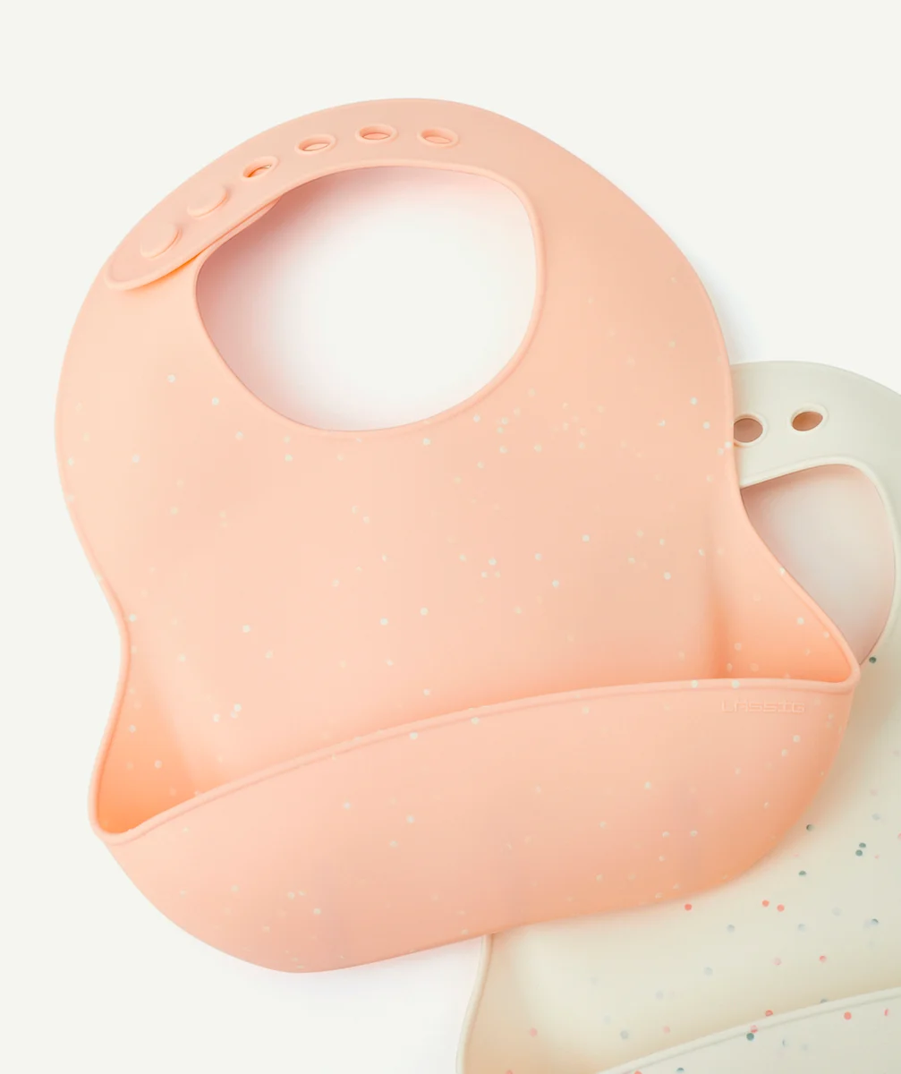 LASSIGLOT 2 BAVOIRS EN SILICONE COULEUR ABRICOT ET BLANC