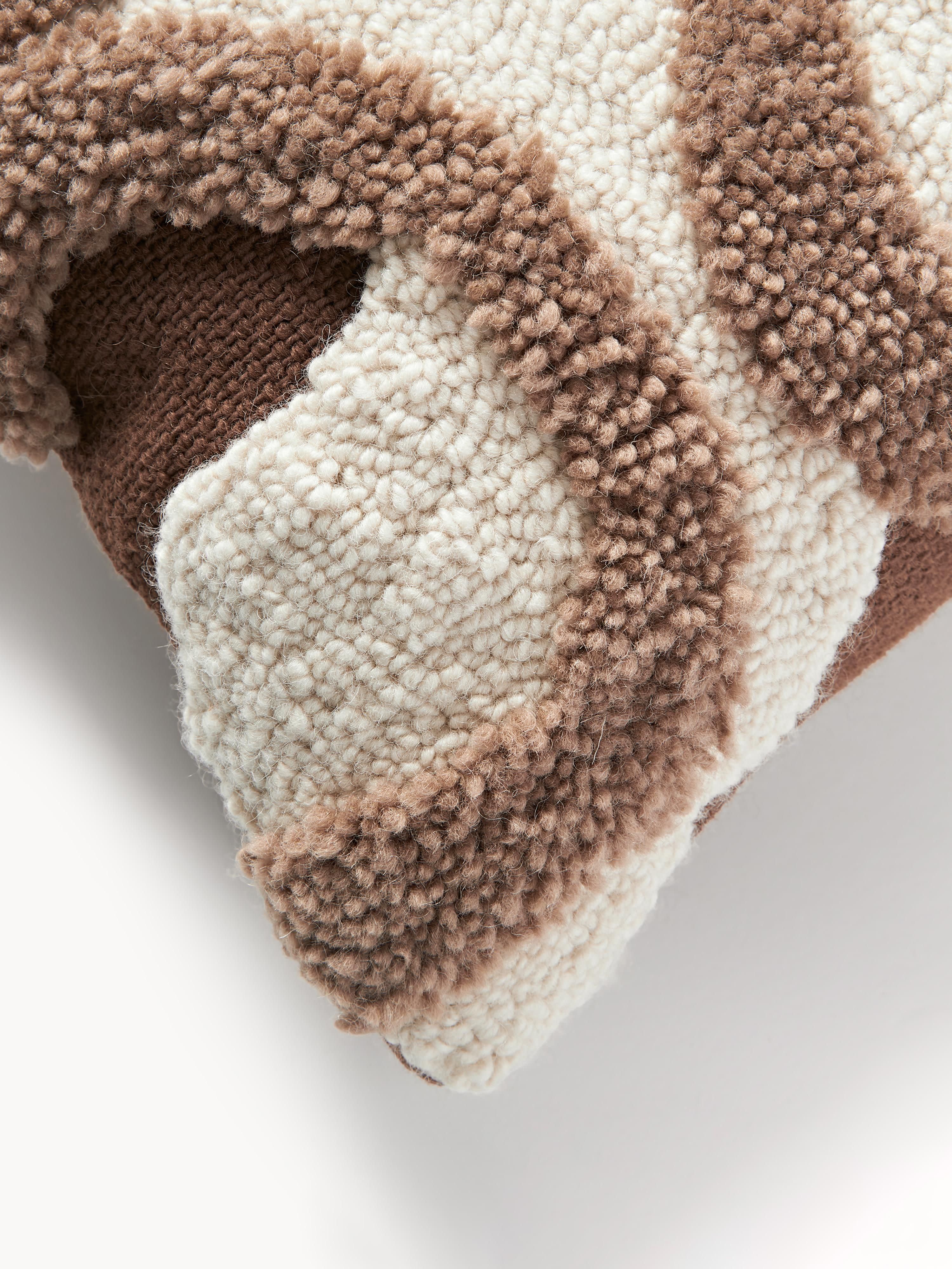 Handgetufte XL kussenhoes Jiri met getufte design