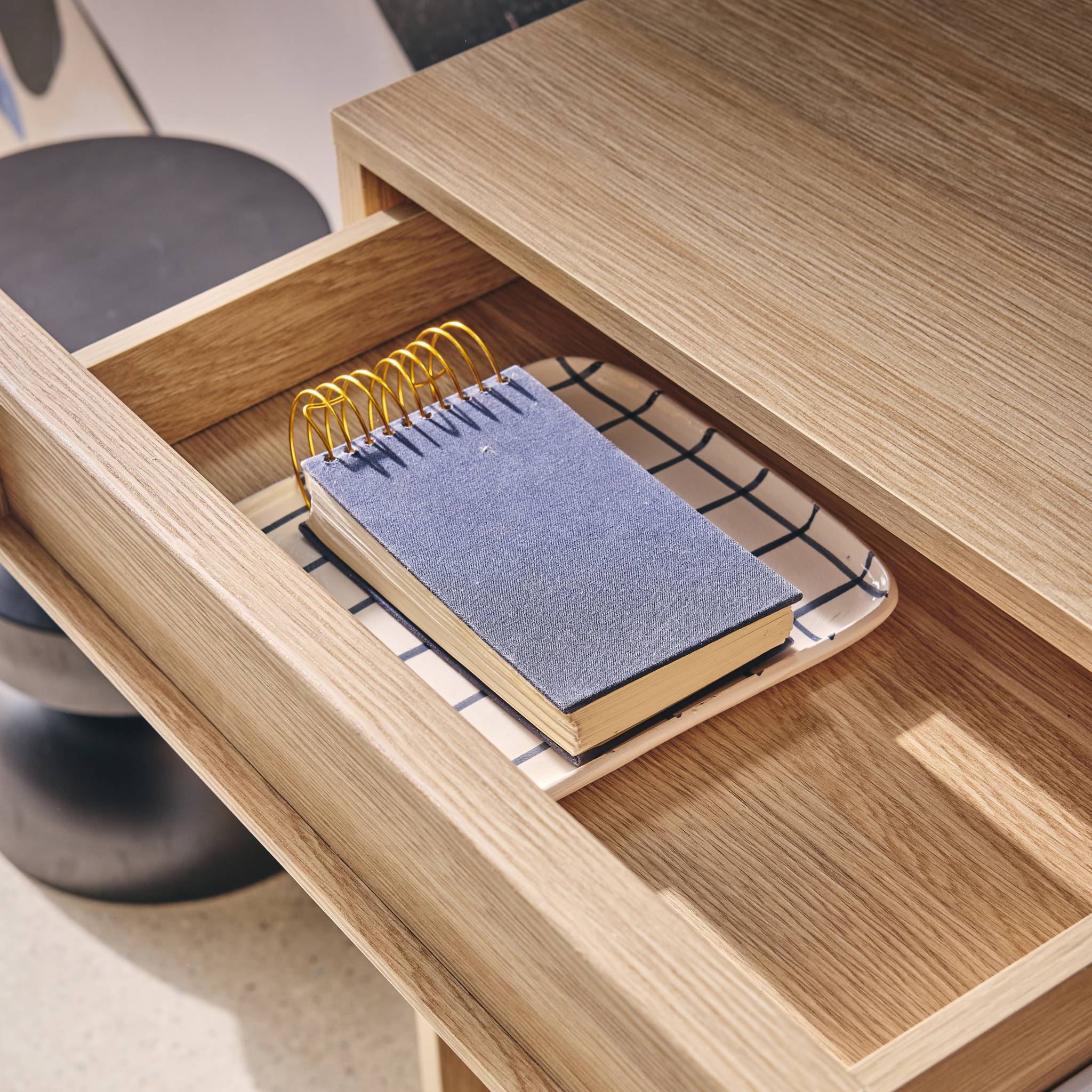 sweeek - Sidetable houteffect 2 lades en plank