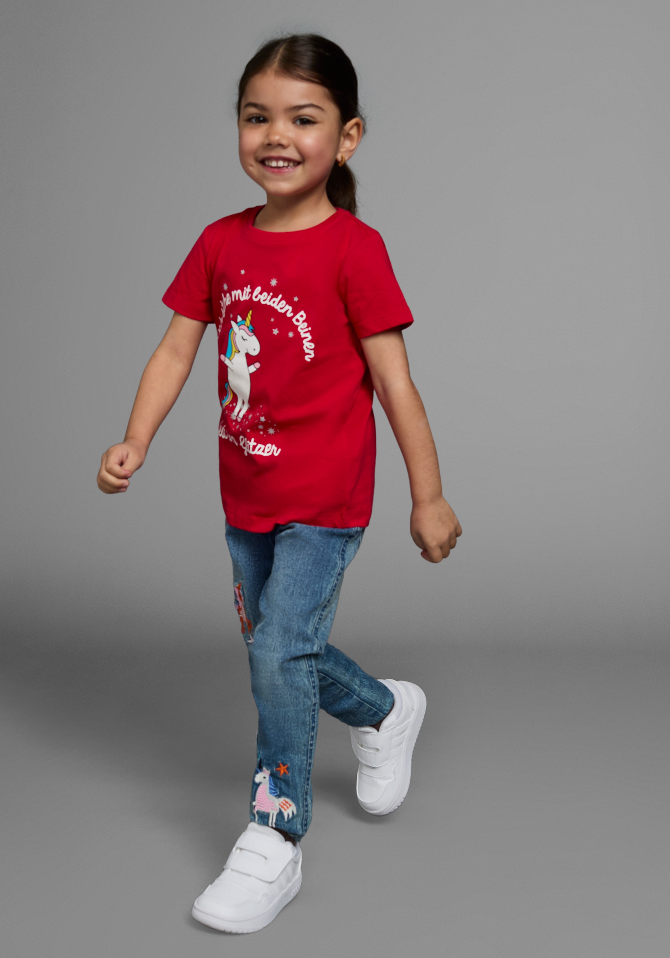 KIDSWORLD T-Shirt »Mit Einhorn-Druck und Glitzereffekten«, mit stylischem Einhorn-Print