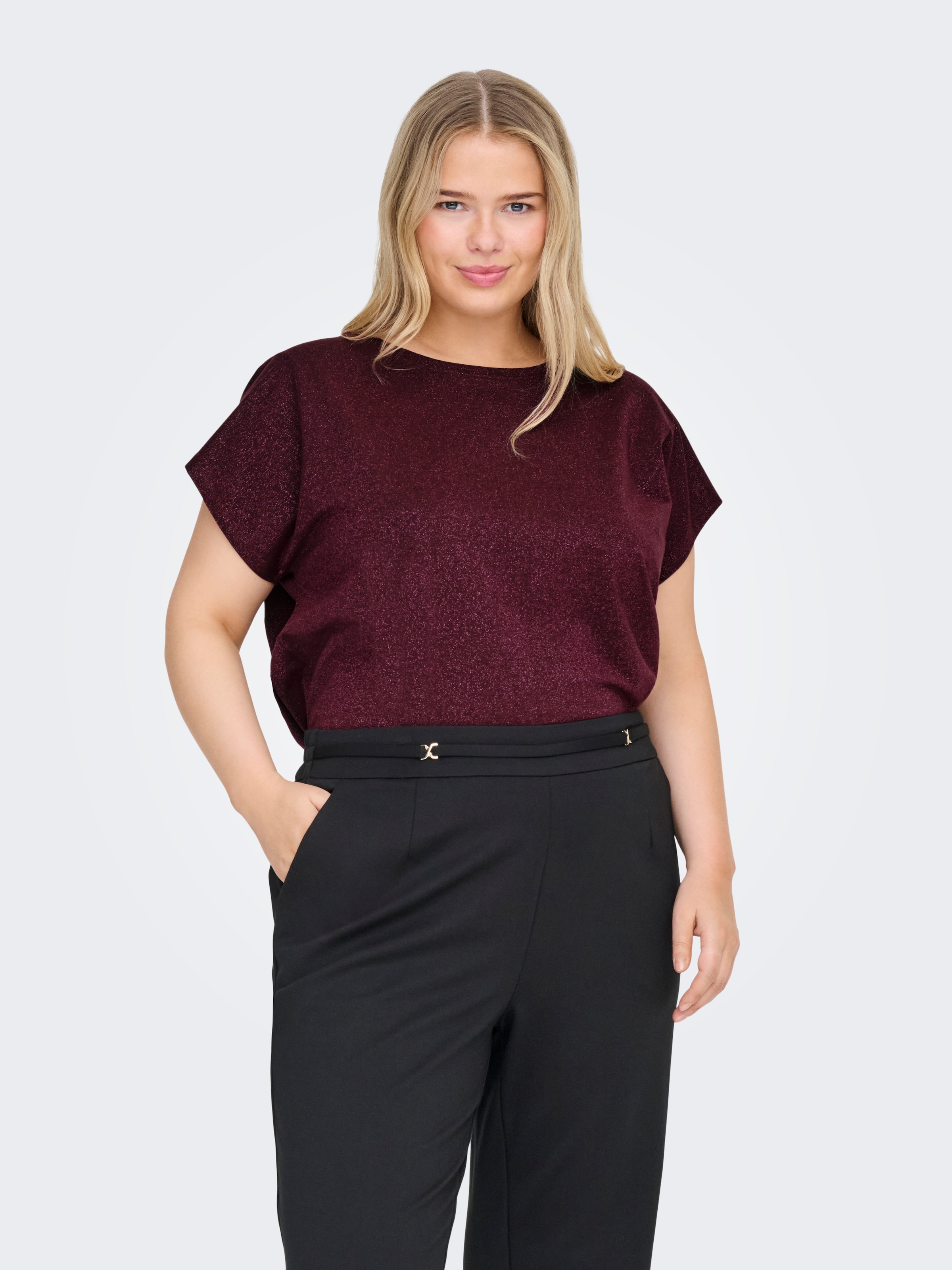 ONLY CARMAKOMA Kurzarmshirt »CARMOSTER GLITTER S/S TOP JRS NOOS«, leicht glitzernde Optik