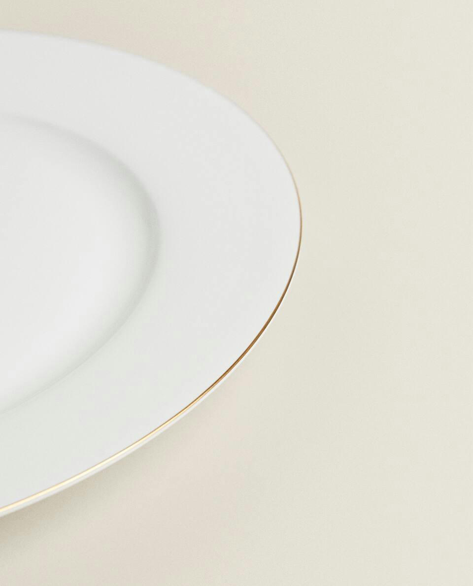 Louça de porcelana fina com borda dourada
