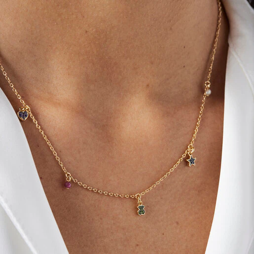 Colar TOUS New Motif com banho de ouro 18k sobre prata, pedras preciosas e pérola.