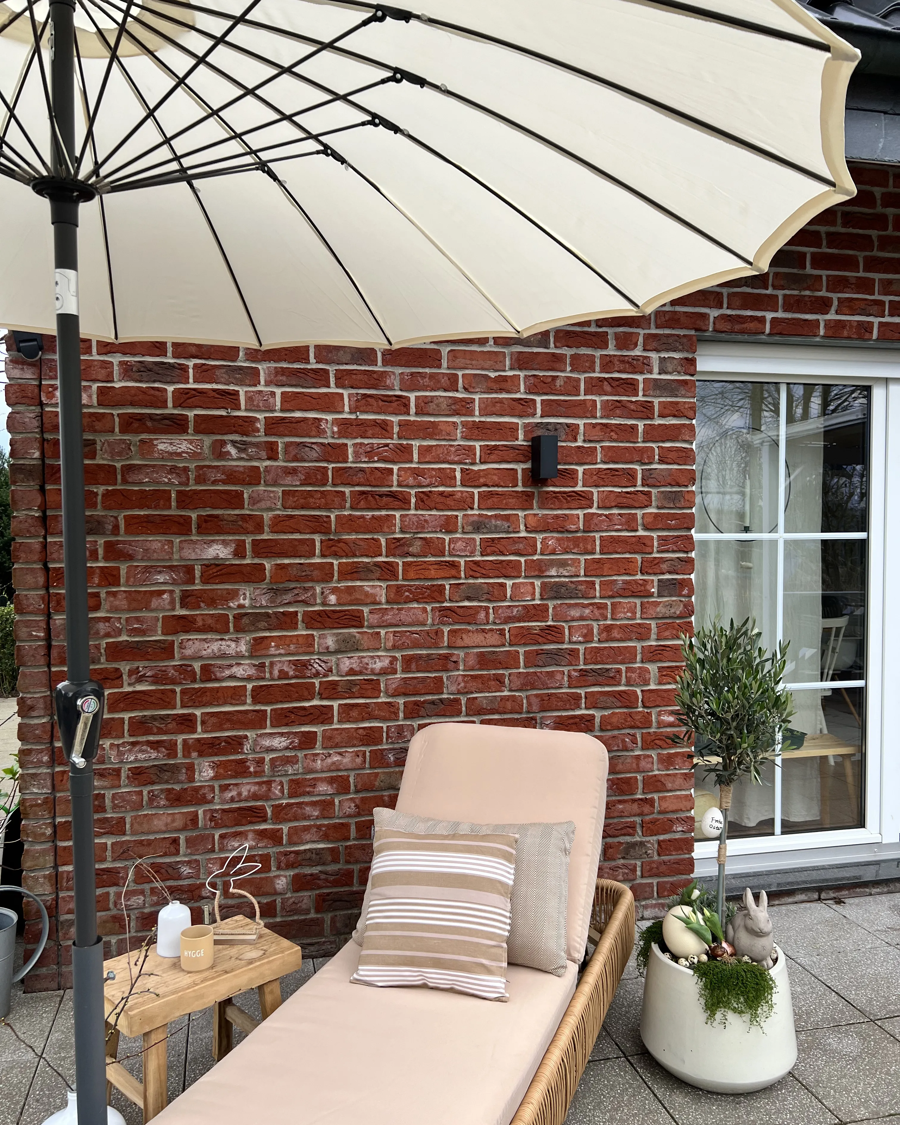 Ligstoel met kussen OSINI achteroververstelbaar PE rotan Beige