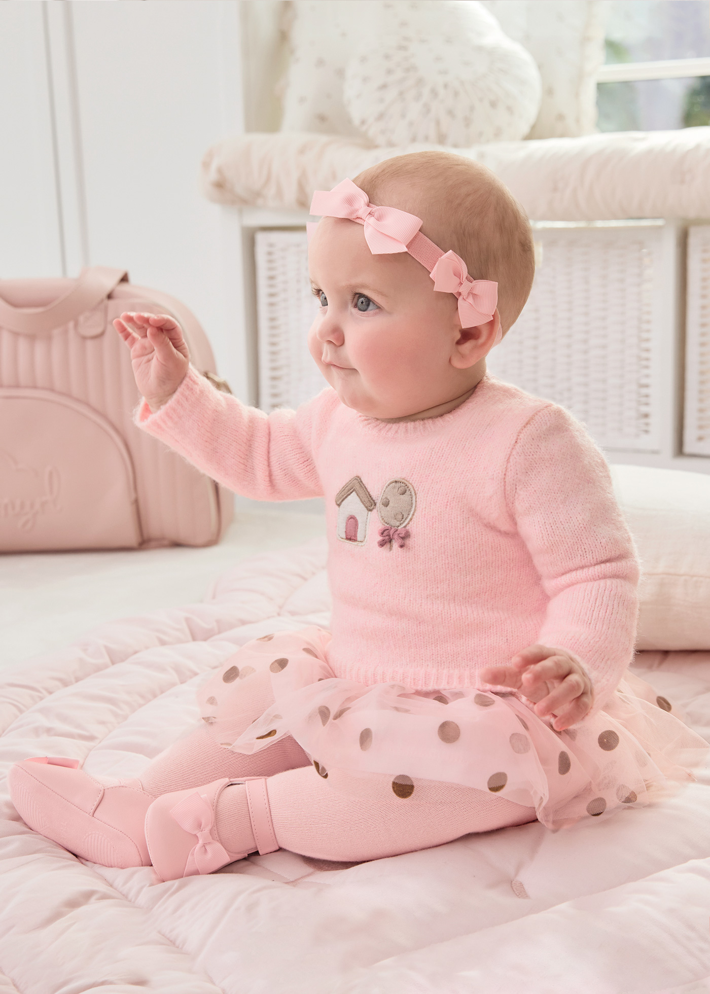 Vestido para recém-nascidos em malha e tule combinados.