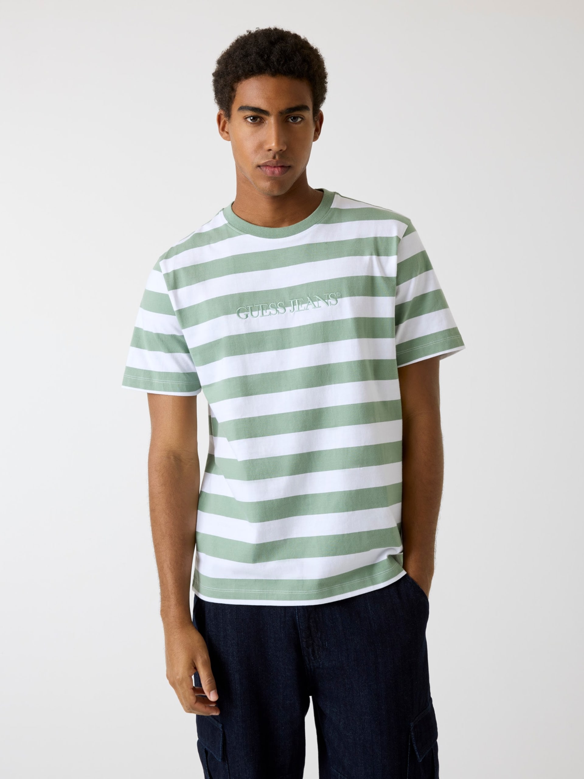Camiseta com logo listrado