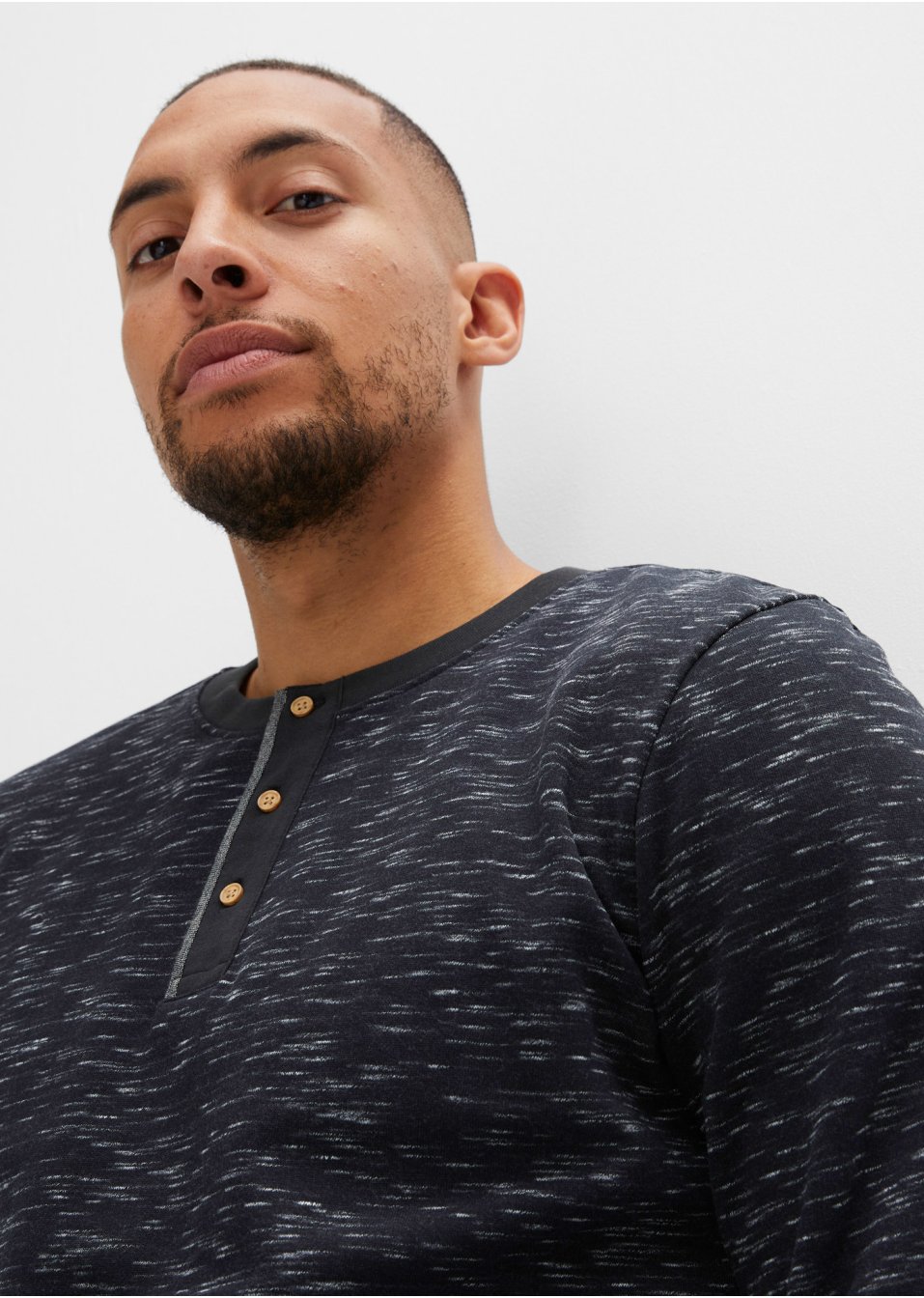 Sweat-shirt avec patte de boutonnage