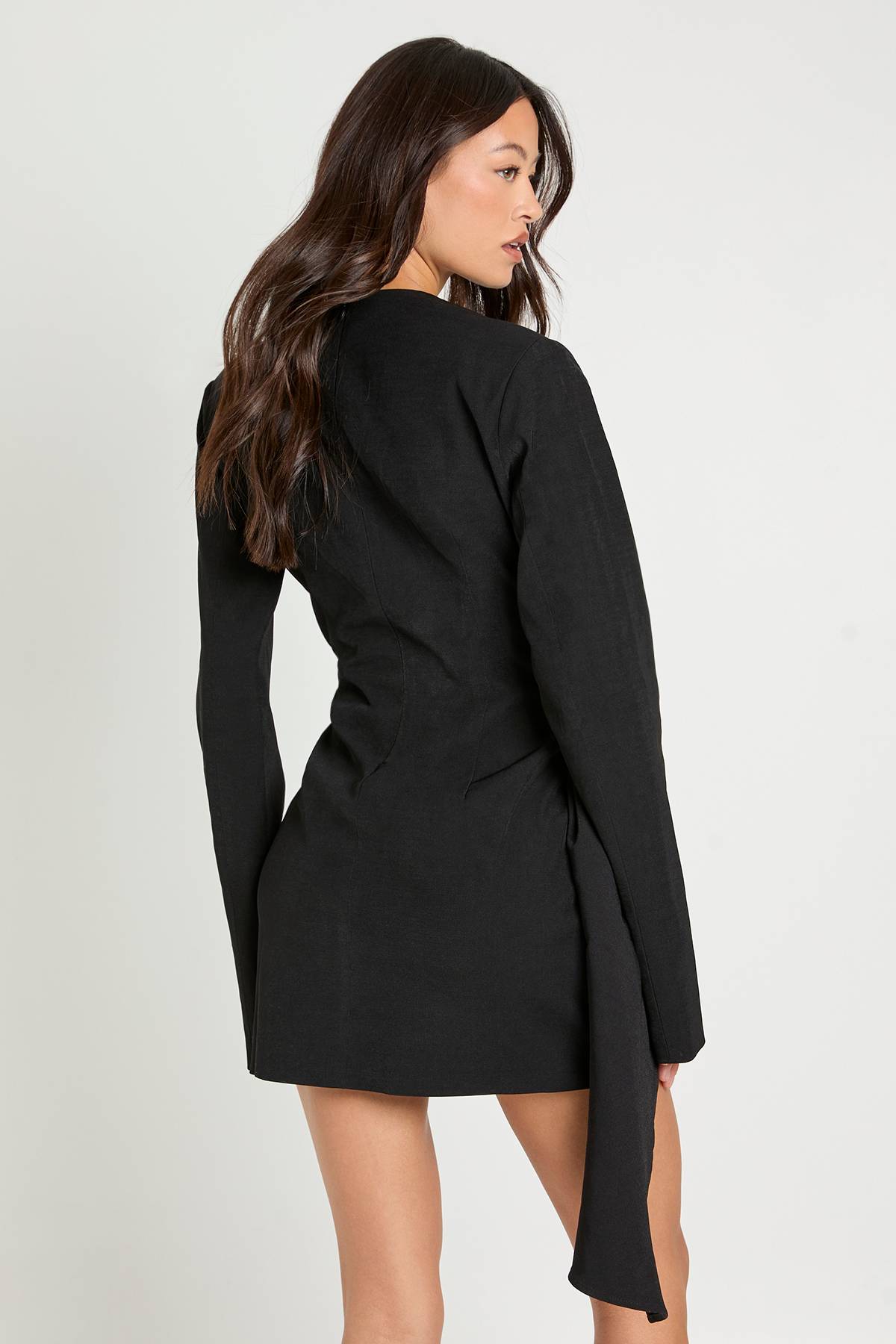 boohoo Robe Cache-cœur Tall Avec Ornement Corsage