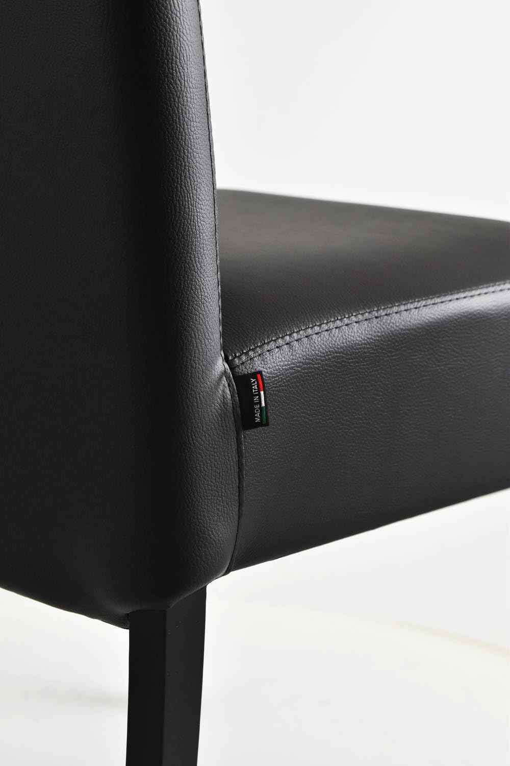 t m c s Tommychairs - 4er Set Moderne Stühle Luisa für Küche und Esszimmer, robuste Struktur aus lackiertem Buchenholz Farbe Schwarz, Gepolstert und mit schwarzem Kunstleder bezogen