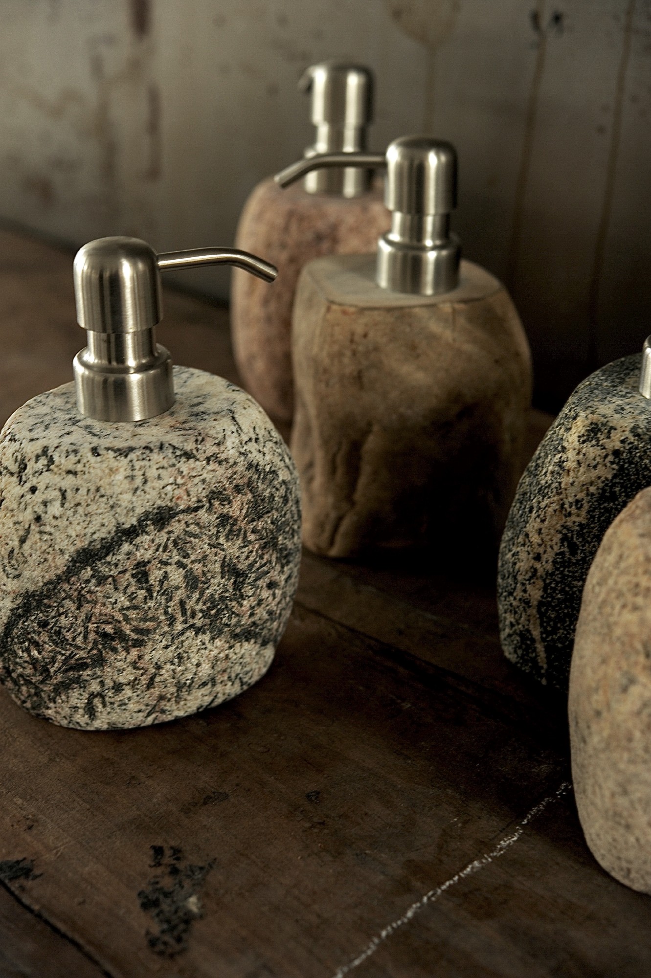Seifenspender 'Savon' aus Naturstein, Ø 12 cm, H 16 cm von fischer's lagerhaus
