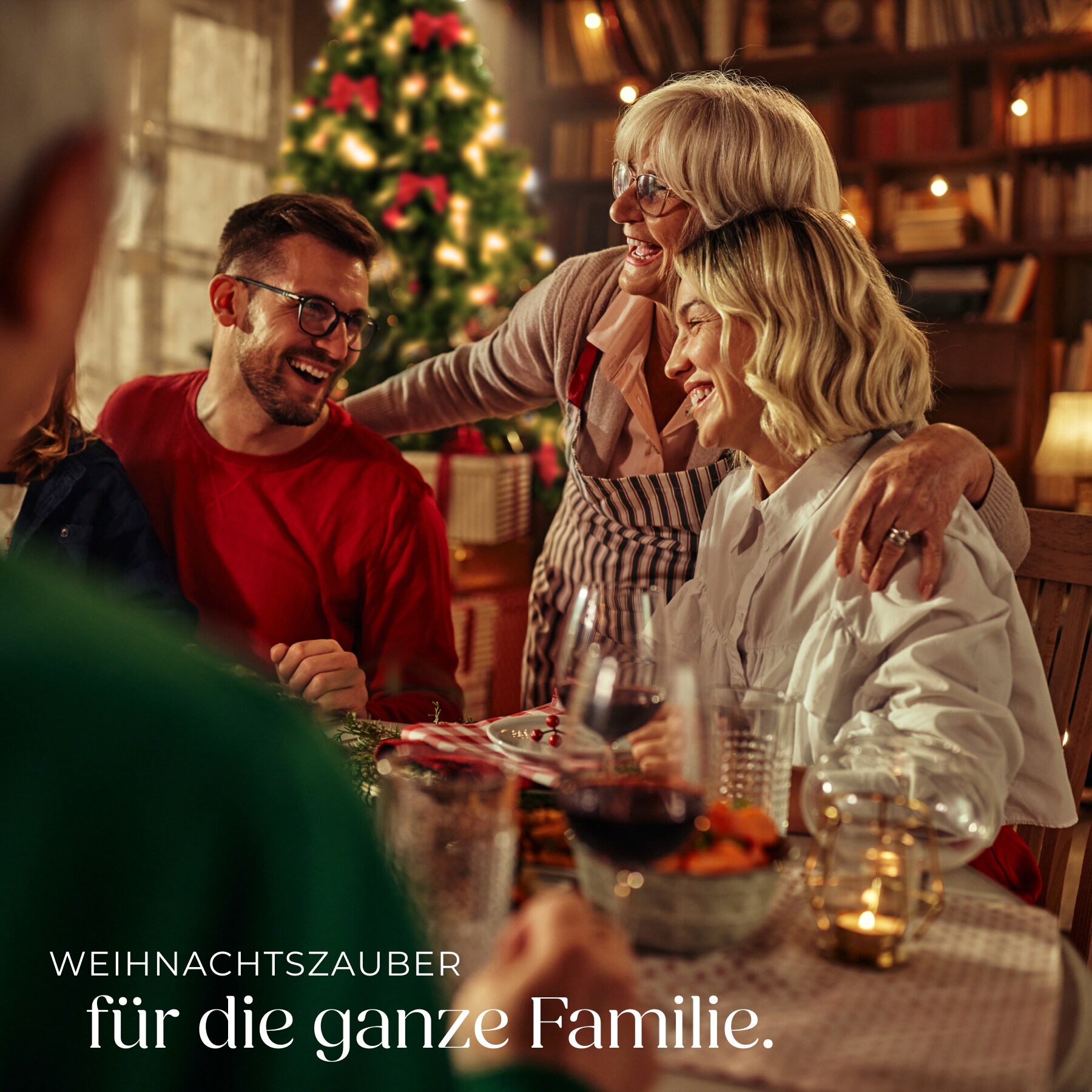 tectake® Weihnachtsbaum, künstlich in Grün, PVC- und Spritzgussnadeln, beschneite Spitzen, formbar mit viel Volumen, klappbarer Baumständer aus Holz, 110 x 180 cm