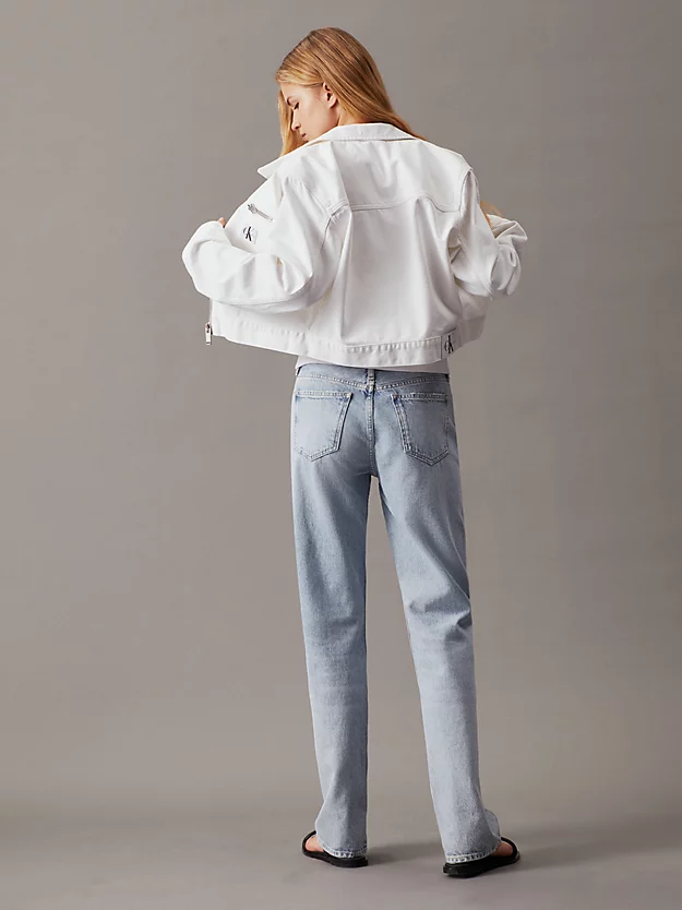 Jaqueta jeans cropped com zíper frontal completo.