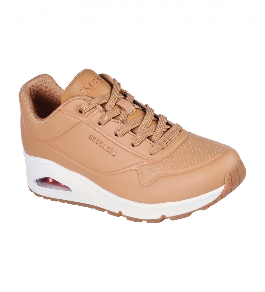 Tênis Skechers UNO Stand On Air, marrom e laranja.