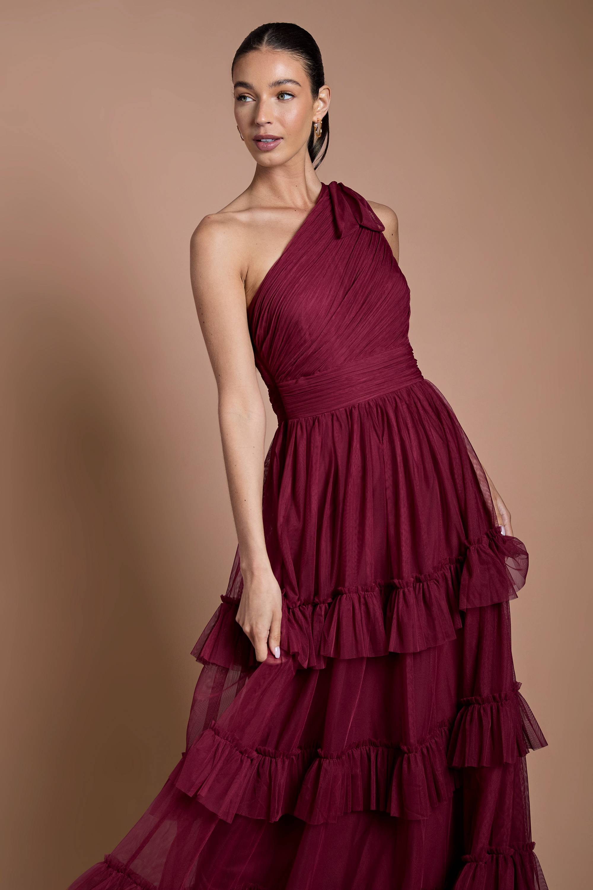 Oasis Robe Longue De Demoiselle D'honneur Bordeaux En Mesh Plissé À Une Épaule Avec Volants Étagés