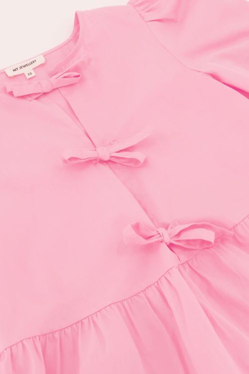 Roze top met strikjes en pofmouwen