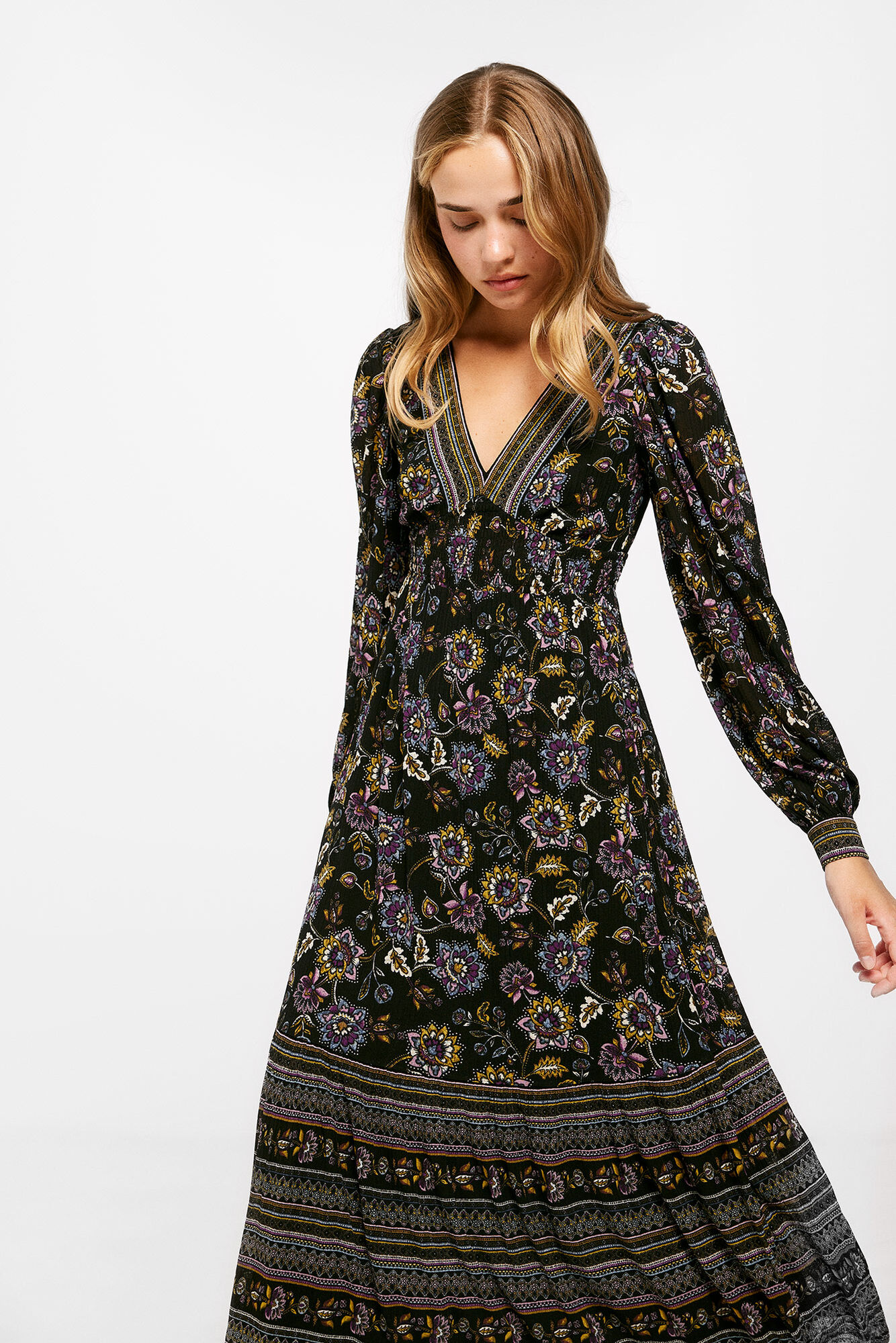 Vestido midi com detalhes nas bordas