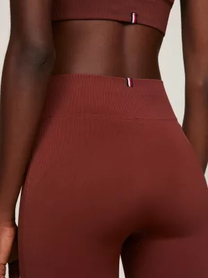 Calça legging esportiva essencial, comprimento total e modelagem justa.