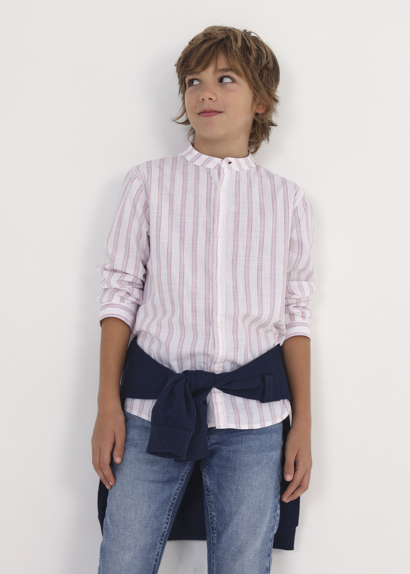 Camisa infantil masculina de algodão sustentável com estampa e gola mandarim.