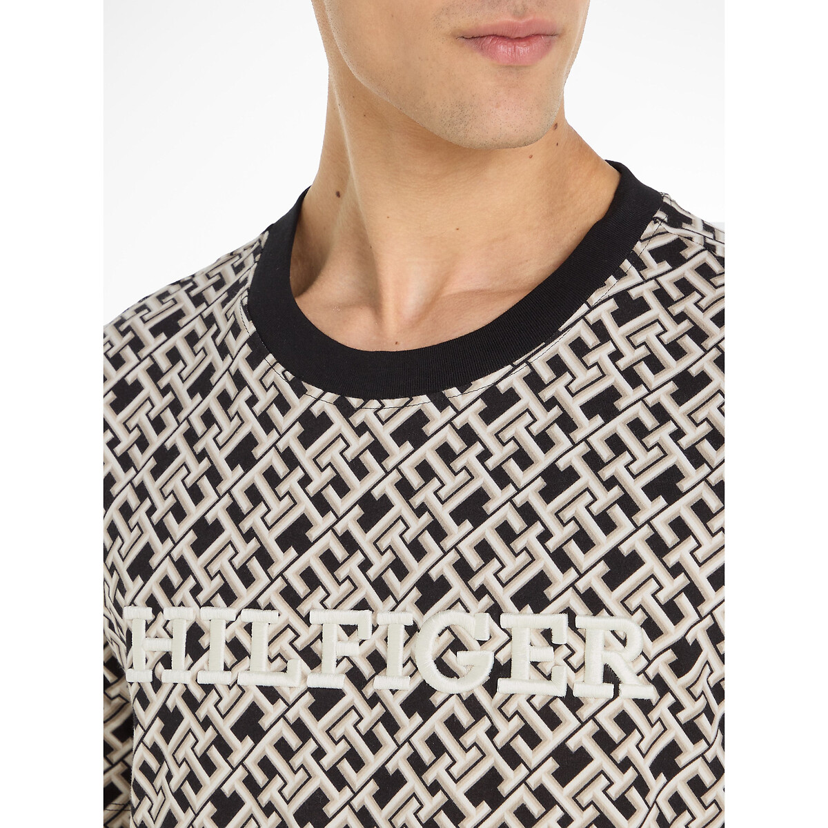 Camiseta TOMMY HILFIGER com gola redonda e estampa monotipia.