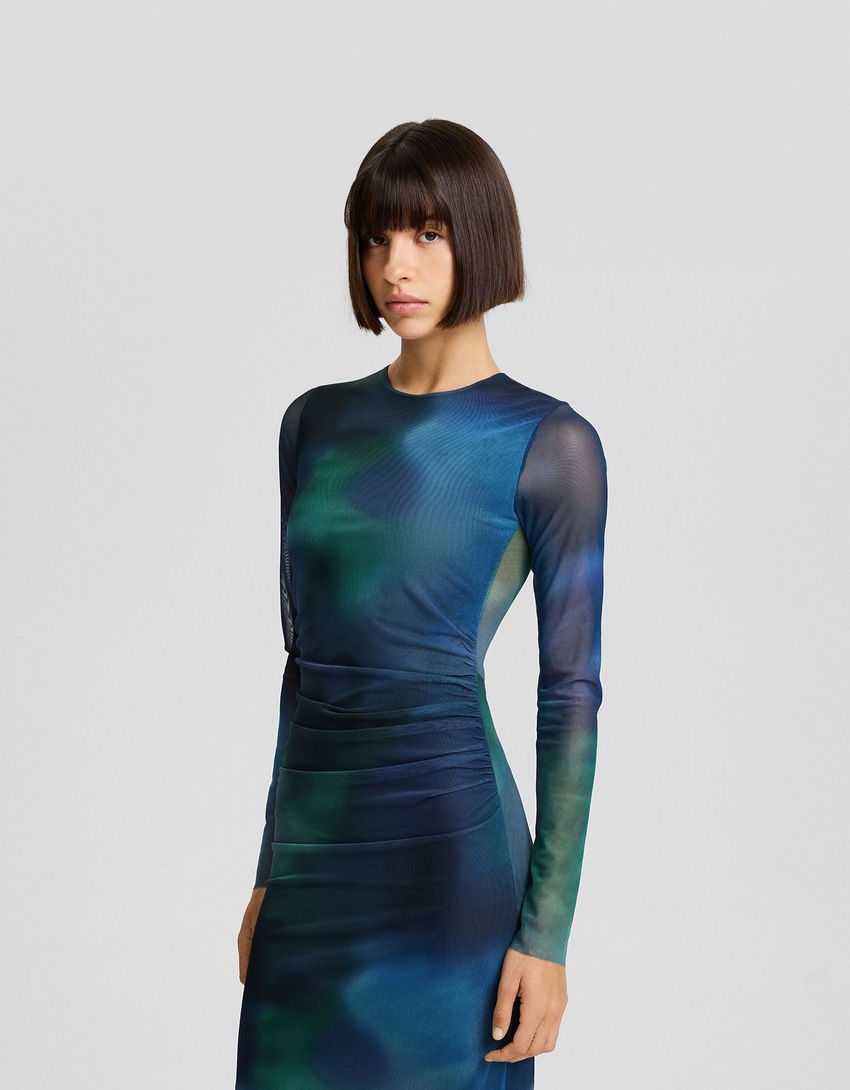 Vestido longo de tule com mangas compridas e estampa.