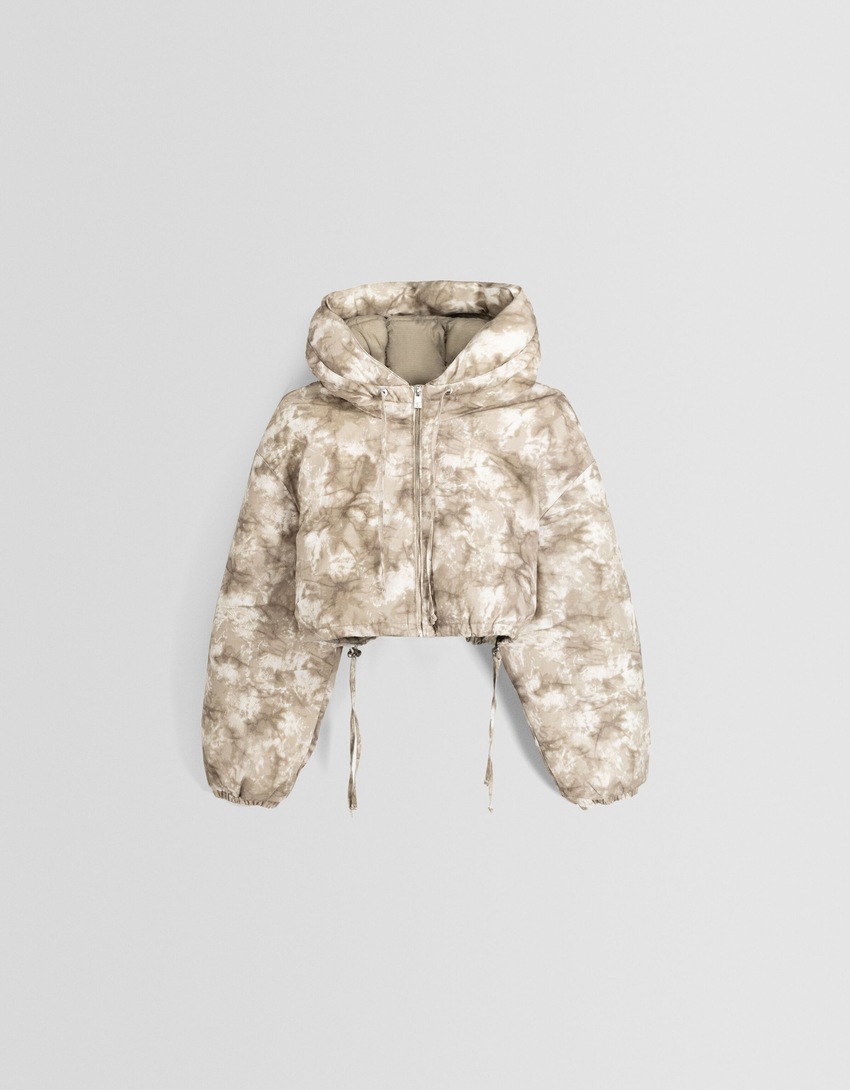 Jaqueta puffer cropped estampada com capuz.