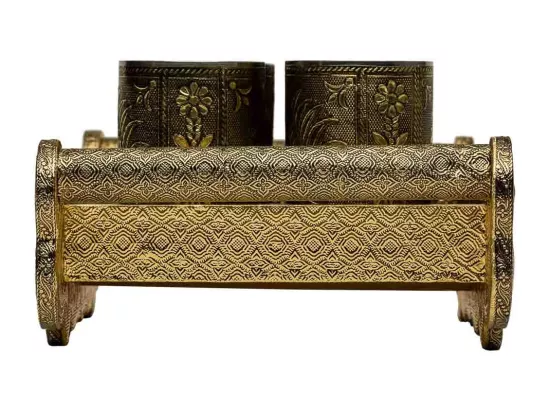Plateau en métal repoussé doré 25x13x6h
