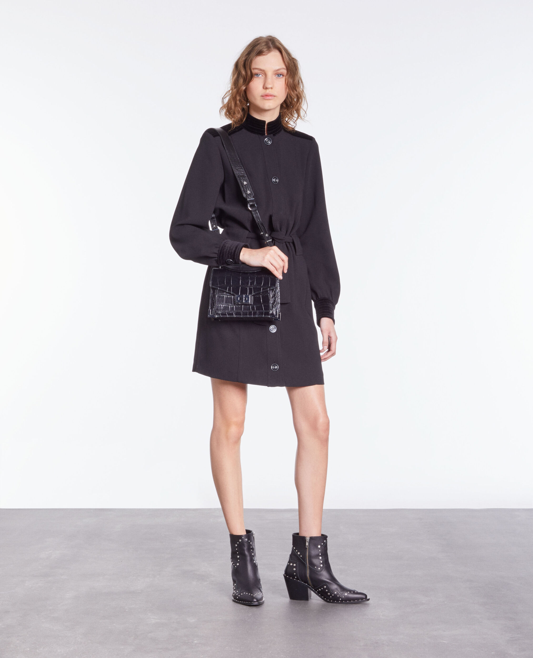 Robe courte noire en crêpe avec détails en velours