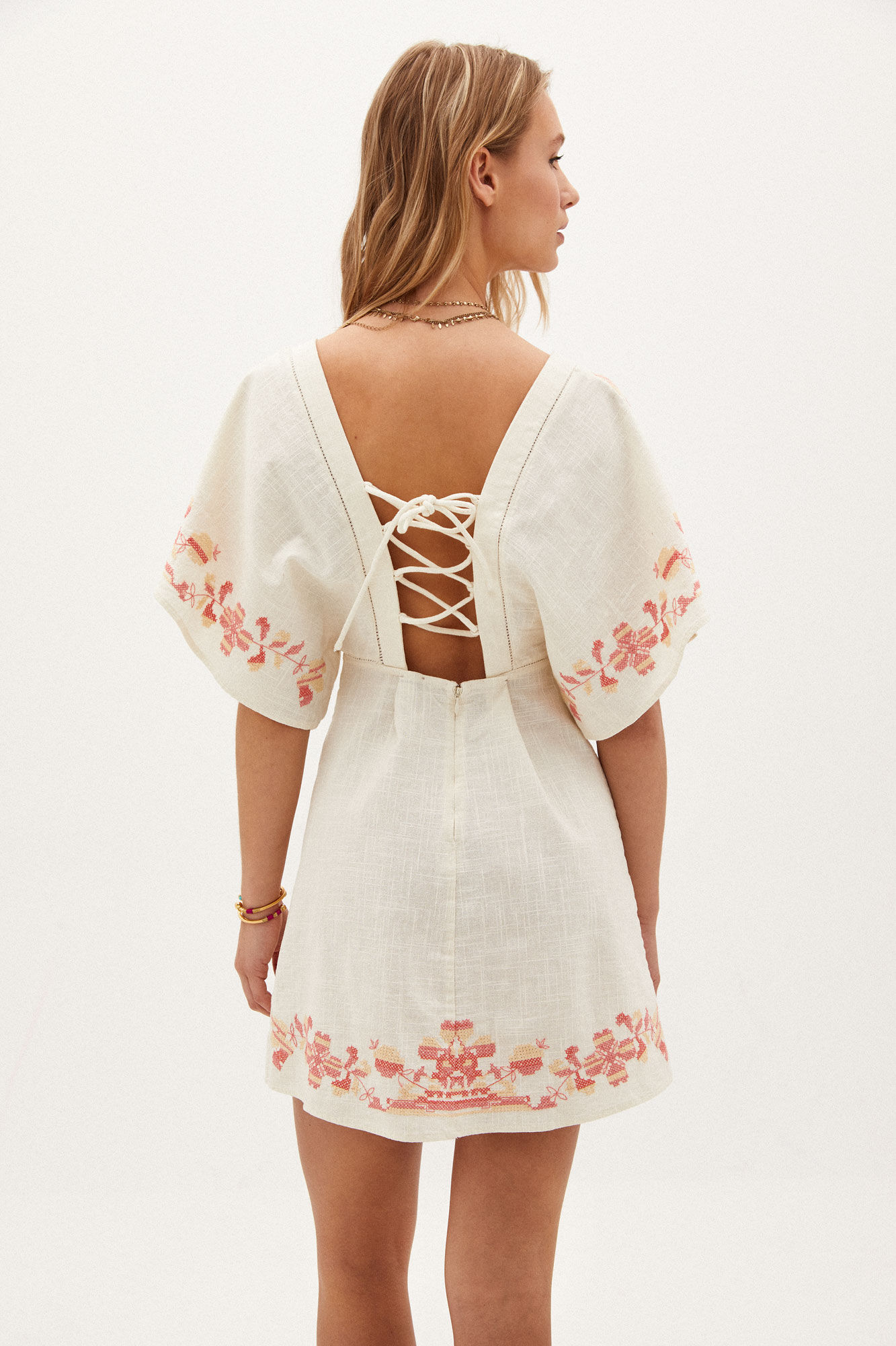 Marisa. Vestido corto bordado - Beige