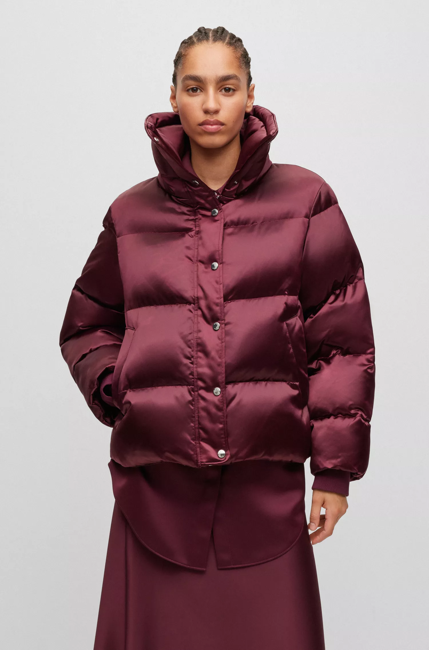 Jaqueta puffer BOSS preta, corte regular, com gola alta.