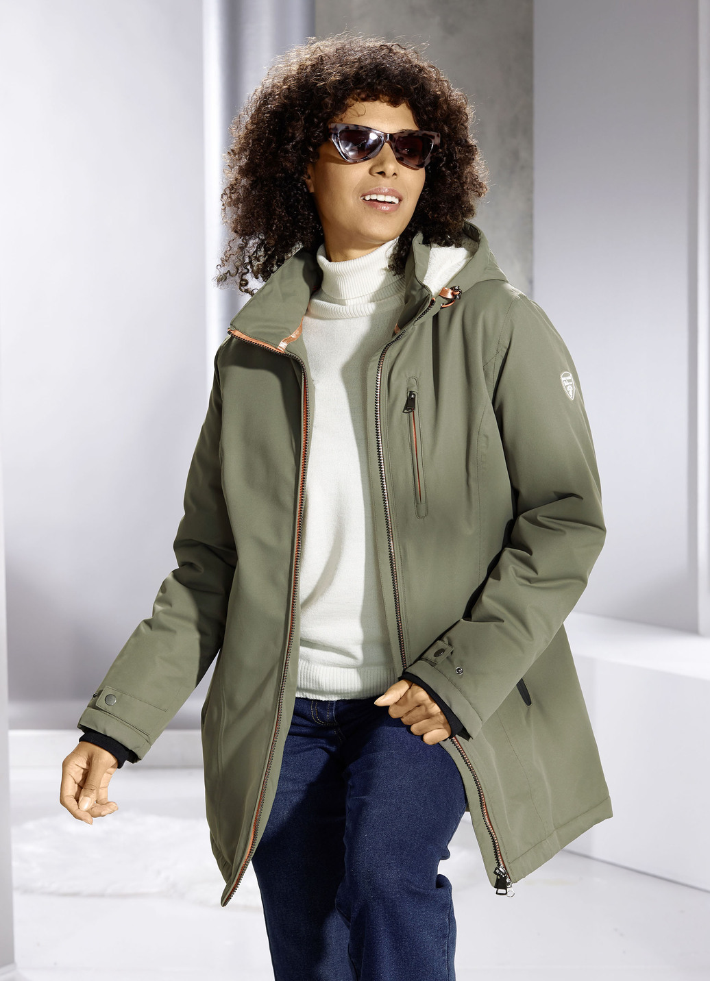 Funktionsjacke mit fester Kapuze