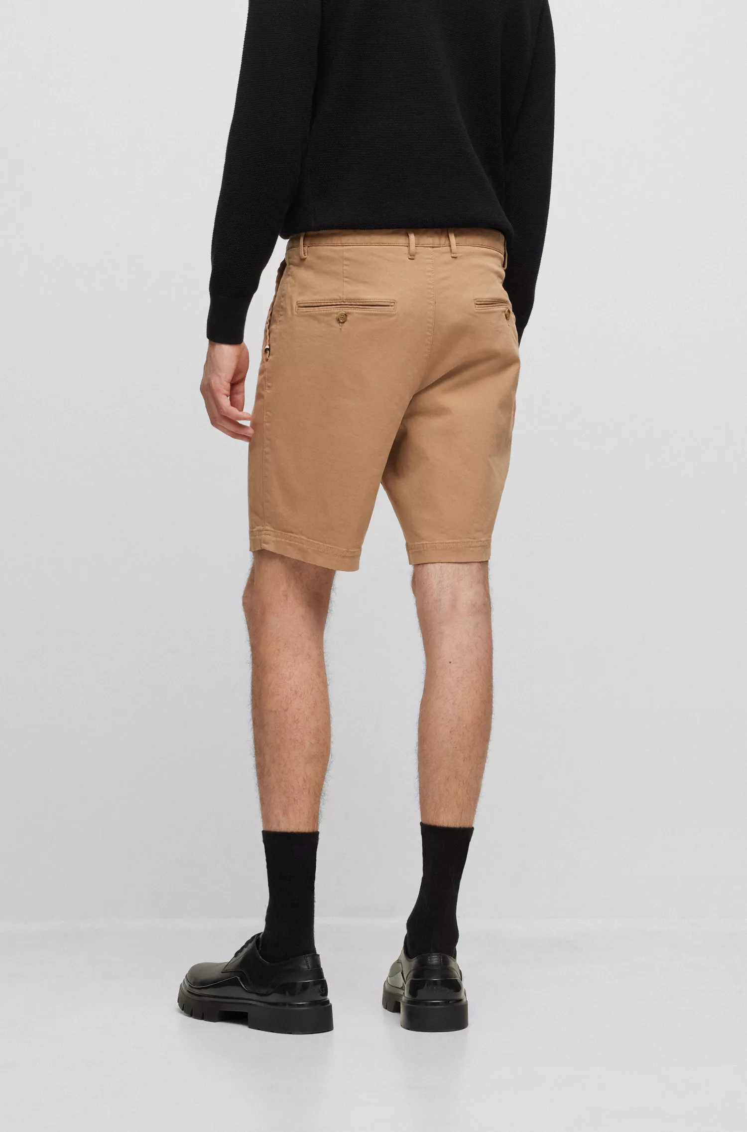 Shorts BOSS pretos de corte justo em algodão elástico.