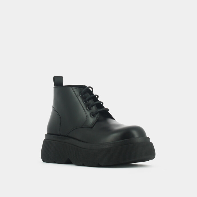 Boots à lacets et plateformes  en cuir glacé noir