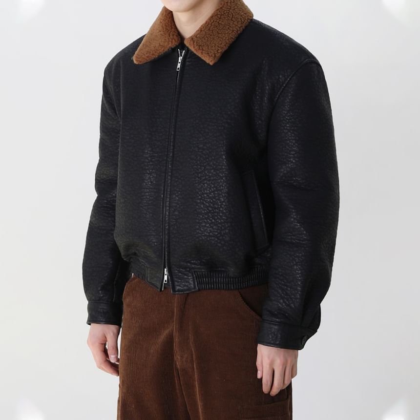 Okwano - Effen imitatieleren jack met rits en pluizige bies