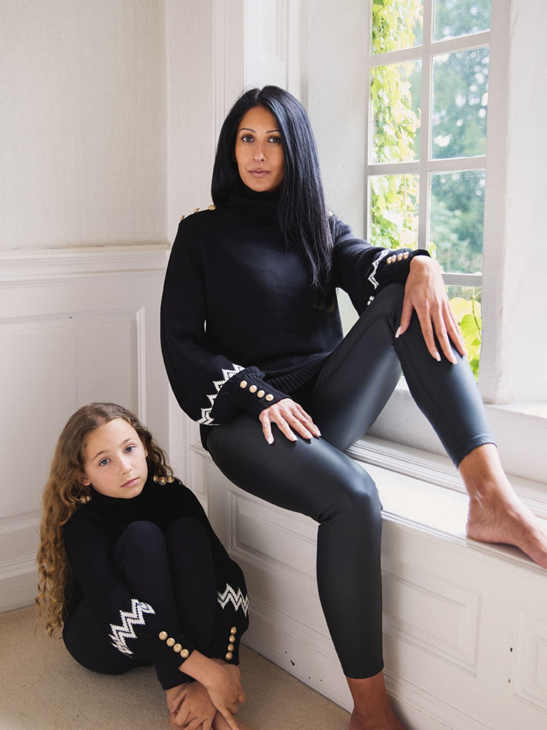 The Little Tailor luxe gebreide zwarte kersttrui voor kinderen met decoratieve knoopdetails