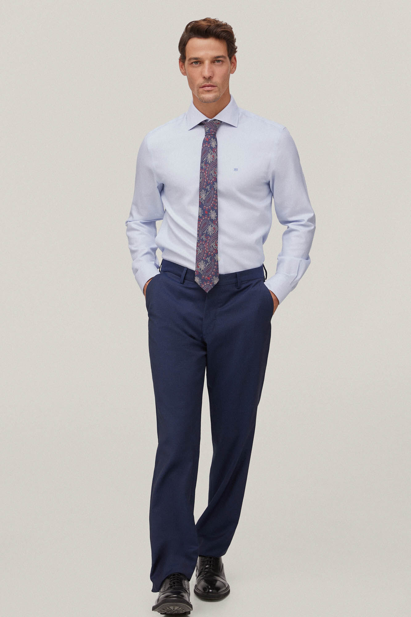 Camisa social, tecido liso, não precisa passar e é resistente a manchas - Azul
