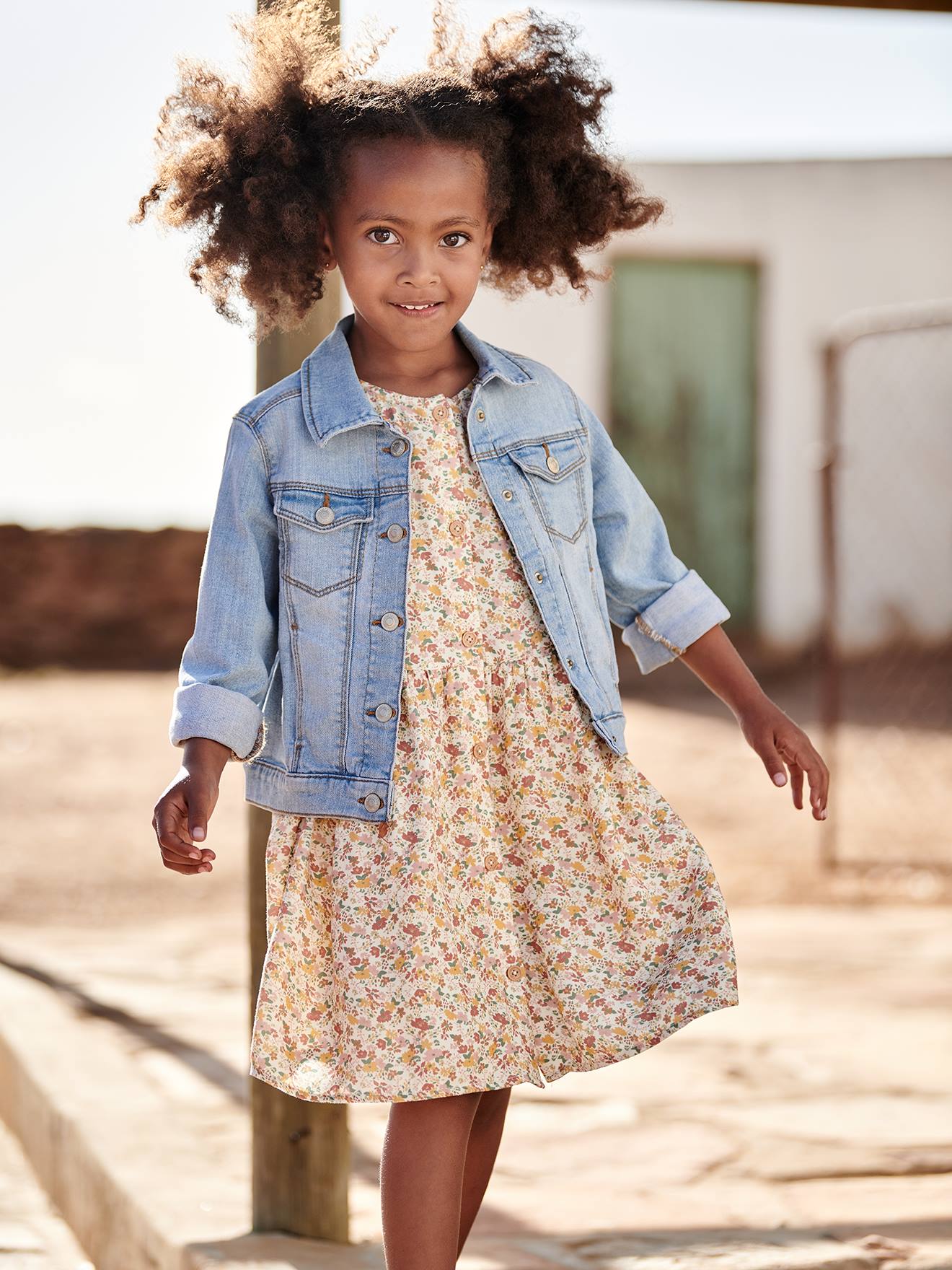 Vestido com botões e estampa floral, para meninas, na cor bege claro.